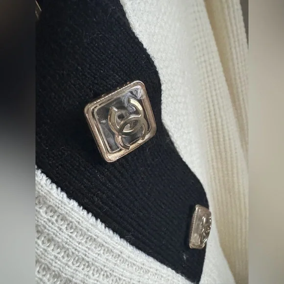 CHANEL Black and Cream V-Neck Sweater - Picture 4 of 14